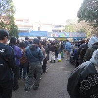 午前９時前には入場口に長い列ができた＝２月末
