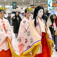 十二単を身に付けて成田空港を優雅に歩く女性ら＝成田市