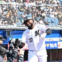 ２回、ソロ本塁打を放ちナインに迎えられる千葉ロッテのポランコ（右）
