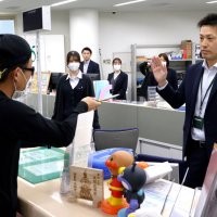本番さながら強盗対応　成田署と千葉信金が訓練
