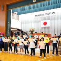 感謝や未来への希望を込め、呼びかけや合唱を披露する児童＝２０日、勝浦市立豊浜小
