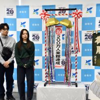 忠敬記念館２００万人達成　鈴木さん夫婦に節目の品　香取