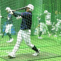 ２回戦が悪天候のため順延となり、室内練習場で打撃練習する専大松戸の選手たち＝甲子園