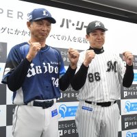 開幕前日会見でポーズをとる千葉ロッテのサブロー監督（右）と西武の西口監督＝ＺＯＺＯマリン
