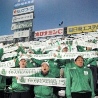 校名が入ったタオルを掲げ、校歌を斉唱して盛り上げる専大松戸の保護者や生徒ら