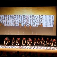 式典のオープニングイベントでは県立成東高校書道部による市民憲章のお披露目パフォーマンスが行われた＝２８日、山武市
