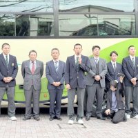 応援への感謝と夏の大会に向けての決意を述べる高貝主将（中央）＝３０日、松戸市