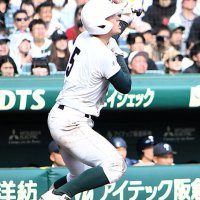 専大松戸―大阪桐蔭　８回表専大松戸２死三塁、苅部が左越え適時二塁打を放つ＝２９日、兵庫県西宮市の甲子園球場