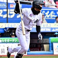 ３回千葉ロッテ１死二塁、藤原が中前に同点打を放つ＝１０日、千葉市のＺＯＺＯマリンスタジアム