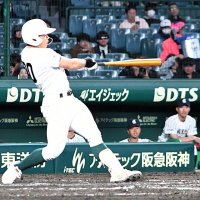 専大松戸―九州国際大付　８回裏専大松戸１死二、三塁、吉田が左越え３点本塁打を放つ＝２６日、甲子園