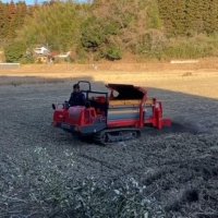 試験的に既存の有機堆肥を田に散布する様子＝今年１月、長柄町（町提供）
