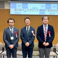 香取市での実証実験が評価され、表彰式に出席したＩＨＩインフラスクエアの社員（両脇）と表彰小委員会委員長（同社提供）
