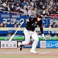 ９回千葉ロッテ２死二、三塁、藤原が右越えに２点二塁打を放つ