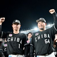 写真撮影に応じる千葉ロッテ・沢田（右）