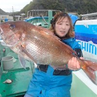 保田沖で釣り上げた６・６キロのマダイ（写真は「村井丸」提供）
