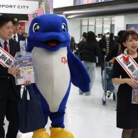 交通ルール徹底呼びかけ　新生活の外国人らに周知　成田空港署とＪＡＬ