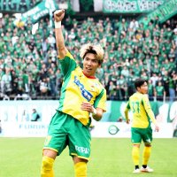 東京Ｖ戦の後半に勝ち越しゴールを決め、サポーターと喜びを分かち合う千葉・日高
