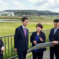 千葉ロッテマリーンズ２軍本拠地建設予定地を視察する熊谷俊人知事（中央左）。石井宏子市長（同右）から説明を受けた＝２０日、君津市
