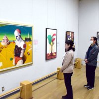 「シュールな絵画」が並ぶ展示会場＝茂原市立美術館・郷土資料館