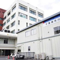女性の背中蹴りバッグ奪おうと引きずる…　強盗致傷の疑い、会社員ら２人逮捕　市川署