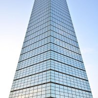 ハーフミラーが周囲の景色を映し出す
