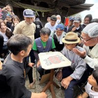「くも合戦」一喜一憂　小さな土俵囲み熱い声援　富津八坂神社