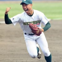 専大松戸―東京学館浦安　８回表のピンチを切り抜け、雄たけびを上げる専大松戸・松岡＝２日、千葉市の県総合スポーツセンター野球場